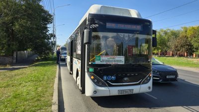В Новочеркасске пассажирка автобуса пострадала при резком торможении — фото 2