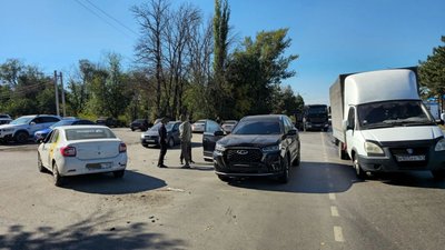 🚨 На повороте на Терапию столкнулись Renault и Chery — фото 2