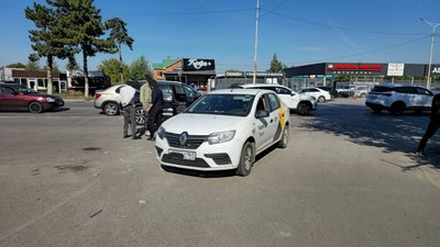 🚨 На повороте на Терапию столкнулись Renault и Chery — фото 3