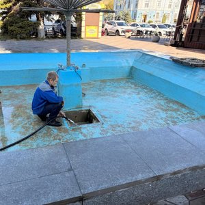 В Новочеркасске приводят в порядок фонтан на площади перед универмагом — фото 2
