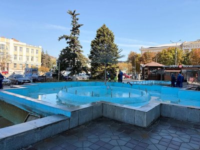 В Новочеркасске приводят в порядок фонтан на площади перед универмагом — фото 4