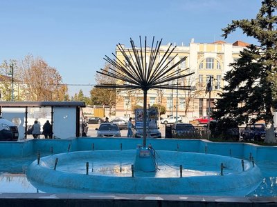 В Новочеркасске приводят в порядок фонтан на площади перед универмагом — фото 5