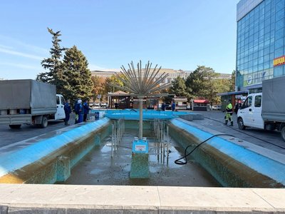 В Новочеркасске приводят в порядок фонтан на площади перед универмагом — фото 6