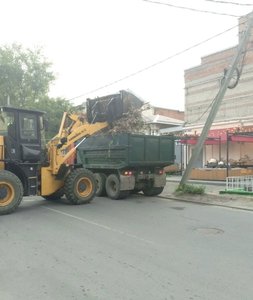 Наши подписчики сообщают, что сегодня активно идёт уборка улицы Маяковского — фото 2