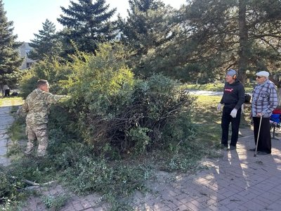 В микрорайоне Донской жители привели в порядок территорию у памятной стелы — фото 2