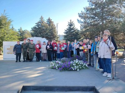 В микрорайоне Донской жители привели в порядок территорию у памятной стелы — фото 3