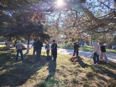 В микрорайоне Донской жители привели в порядок территорию у памятной стелы — фото 4