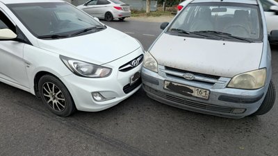В Новочеркасске на улице Харьковской, в районе дома № 4Б, произошло ДТП с участием двух автомобилей... — фото 2