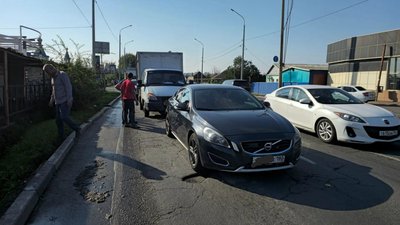 В Новочеркасске на улице Гагарина столкнулись ГАЗ и Volvo — фото 2