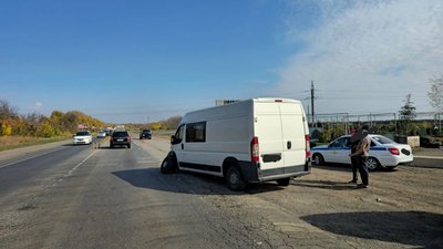На съезде с трассы М-4 в Новочеркасск столкнулись Peugeot и Toyota — фото 3