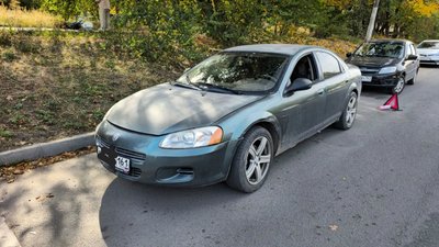 Автобус врезался в припаркованный Dodge при заезде на остановку — фото 2