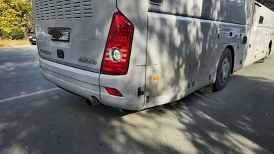 Автобус врезался в припаркованный Dodge при заезде на остановку — фото 3