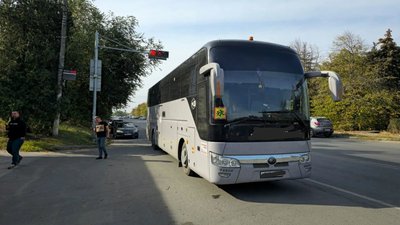 Автобус врезался в припаркованный Dodge при заезде на остановку — фото 4