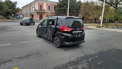 На пересечении Платовского и Пушкинской столкнулись Dodge и Honda — фото 2