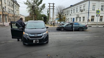 На пересечении Платовского и Пушкинской столкнулись Dodge и Honda — фото 3