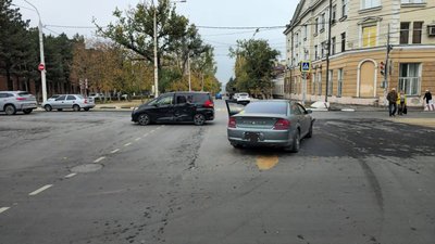 На пересечении Платовского и Пушкинской столкнулись Dodge и Honda — фото 5