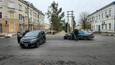 На пересечении Платовского и Пушкинской столкнулись Dodge и Honda — фото 6