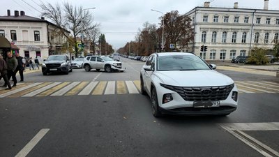 В Новочеркасске произошло ДТП на пересечении улиц Московской и Комитетской — фото 4