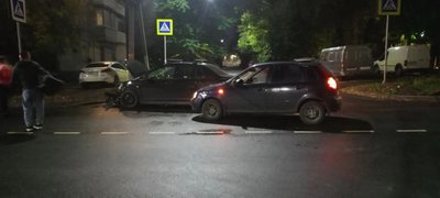 В Новочеркасске на пересечении улиц Ларина и Народной столкнулись два автомобиля — фото 2