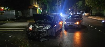 В Новочеркасске на пересечении улиц Ларина и Народной столкнулись два автомобиля — фото 4