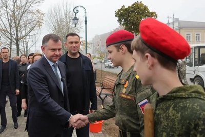 Губернатор Ростовской области высадил деревья на Платовском проспекте в Новочеркасске — фото 3