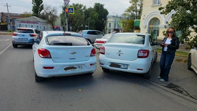 В Новочеркасске Renault Logan врезался в Chevrolet при выезде с парковки — фото 3