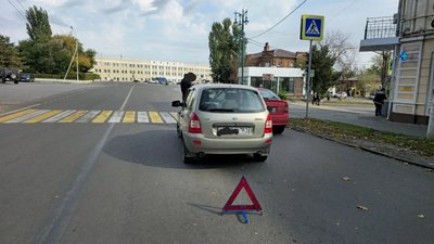 На площади Ермака в Новочеркасске столкнулись два автомобиля — фото 2