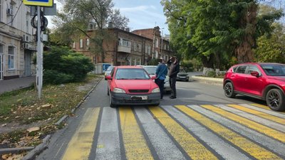 На площади Ермака в Новочеркасске столкнулись два автомобиля — фото 3