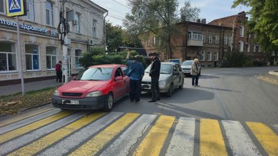 На площади Ермака в Новочеркасске столкнулись два автомобиля — фото 4