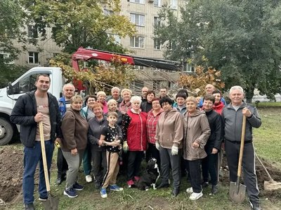 В Новочеркасске на аллее Славы высадили 50 клёнов и установили памятную табличку — фото 6