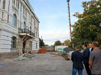 В Новочеркасске проверили ход ремонта городских поликлиник — фото 3