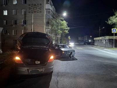В Новочеркасске после столкновения двух автомобилей Opel выбросило на бордюр — фото 2