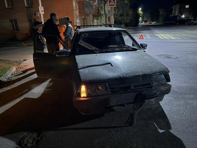 В Новочеркасске после столкновения двух автомобилей Opel выбросило на бордюр — фото 3