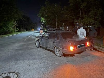 В Новочеркасске после столкновения двух автомобилей Opel выбросило на бордюр — фото 4