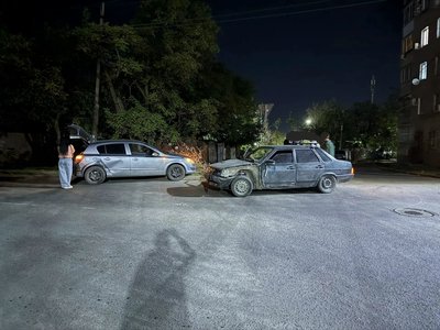 В Новочеркасске после столкновения двух автомобилей Opel выбросило на бордюр — фото 5