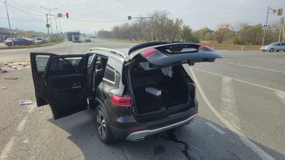 В пригороде Новочеркасска на повороте к 150-й дивизии столкнулись Mercedes и Ford — фото 4