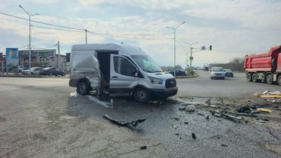 В пригороде Новочеркасска на повороте к 150-й дивизии столкнулись Mercedes и Ford — фото 5