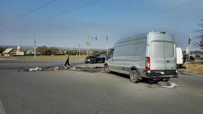 В пригороде Новочеркасска на повороте к 150-й дивизии столкнулись Mercedes и Ford — фото 6