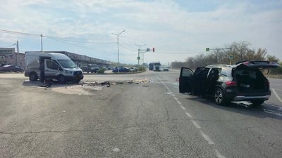 В пригороде Новочеркасска на повороте к 150-й дивизии столкнулись Mercedes и Ford — фото 7