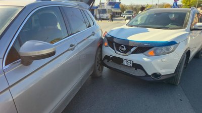 В Новочеркасске Nissan врезался в остановившийся перед пешеходным переходом Volkswagen — фото 2