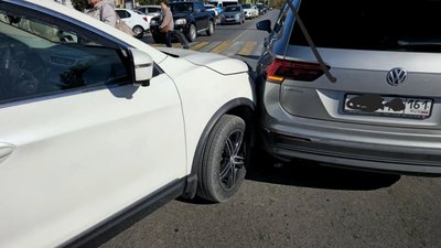 В Новочеркасске Nissan врезался в остановившийся перед пешеходным переходом Volkswagen — фото 3