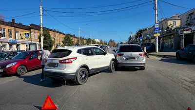 В Новочеркасске Nissan врезался в остановившийся перед пешеходным переходом Volkswagen — фото 4