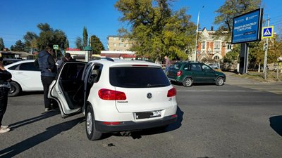 В Новочеркасске на пересечении Баклановского, Пушкинской и Энгельса столкнулись два автомобиля — фото 3