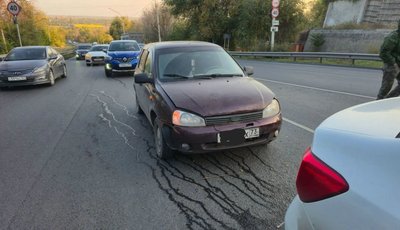 ДТП произошло на спуске Герцена, на участке подъёма перед аркой — фото 2