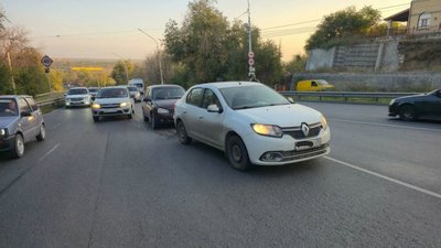 ДТП произошло на спуске Герцена, на участке подъёма перед аркой — фото 5