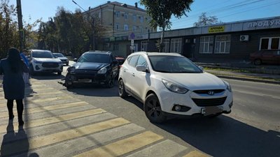 На улице Машиностроителей Porsche столкнулся с Hyundai — фото 2