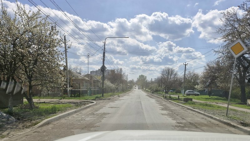 «Инновационная» технология уборки в Новочеркасске: пыль превратили в грязь, а потом забыли — фото 1