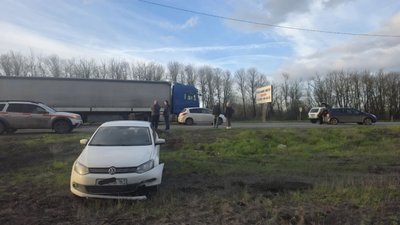 На въезде в Новочеркасск водитель фуры отвлёкся и снёс Фольксваген, который в свою очередь зацепил...