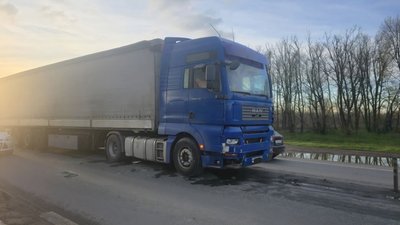 На въезде в Новочеркасск водитель фуры отвлёкся и снёс Фольксваген, который в свою очередь зацепил... — фото 2