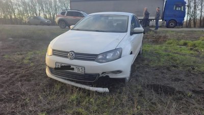 На въезде в Новочеркасск водитель фуры отвлёкся и снёс Фольксваген, который в свою очередь зацепил... — фото 3